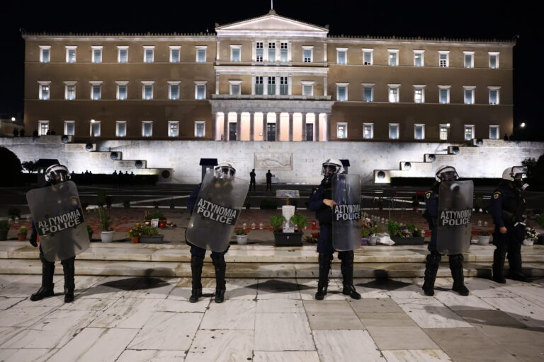 Βαθαίνει η κόντρα για τον Άγνωστο Στρατιώτη: Ο Δούκας στα δικαστήρια – Κυβερνητική σύγχυση και ιδιωτικοποίηση της καθαριότητας
