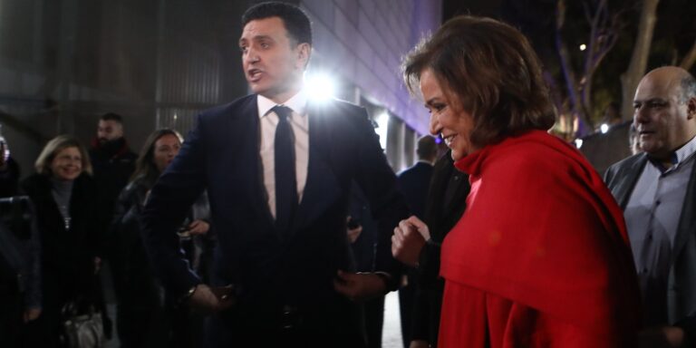 Ποιος βουλευτής του ΠΑΣΟΚ και γιατί πήρε θέση υπέρ της Μπακογιάννη στην κόντρα με τον Κικίλια