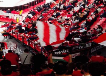 Κάλεσμα πάνω από 700 οπαδών του Ολυμπιακού: Οι εκπρόσωποι της γενοκτονίας είναι ανεπιθύμητοι στο ΣΕΦ