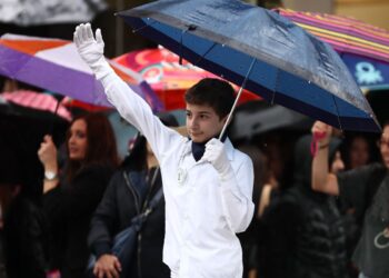 Παρελάσεις, καφέδες και αποδείξεις