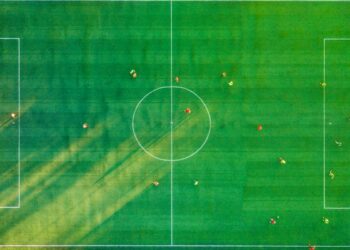 Super League Κ19: Ύβρεις, ρατσισμός και ιπτάμενα μπουκάλια στο ΑΕΛ-Ολυμπιακός