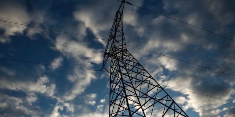 Χωρίς πλαίσιο προστασίας οι καταναλωτές: Η κυβέρνηση αφήνει το ρεύμα στα «παιχνίδια» των παρόχων