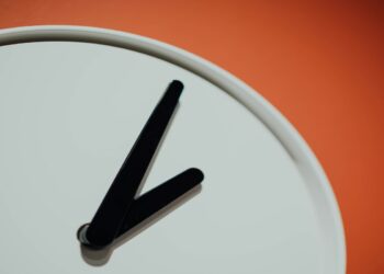 Πότε γυρνάμε τους δείκτες των ρολογιών μας