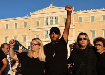 «Μέχρι τέλους»: Χιλιάδες στο πλευρό του Πάνου Ρούτσι στο Σύνταγμα