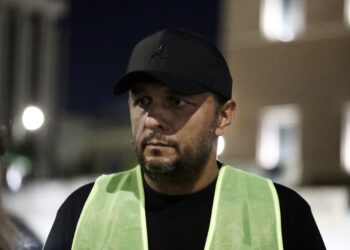 Ο Πάνος Ρούτσι «έσπασε» την απαγόρευση και άναψε ξανά τα κεριά