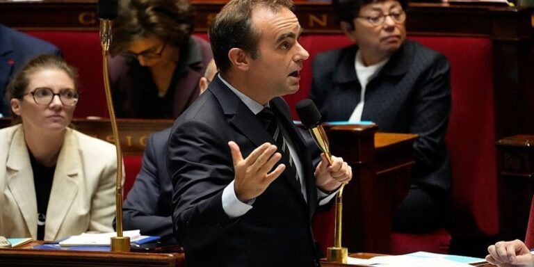 Γαλλία: Η Εθνοσυνέλευση απέρριψε την πρόταση μομφής κατά της κυβέρνησης Λεκορνί