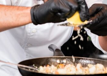 Στη φυλακή ο γνωστός τηλεοπτικός σεφ – Οι κατηγορίες που τον βαρύνουν