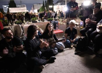 “Η πλατεία Συντάγματος να μείνει ελεύθερη”- Πλήθος κόσμου στη συγκέντρωση