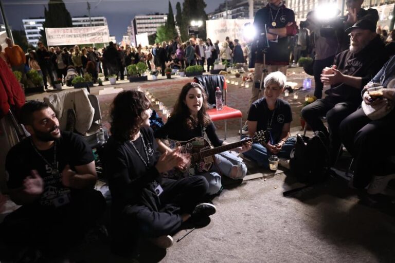 Άγνωστος Στρατιώτης: Η «έμμεση» απάντηση Μαξίμου σε Δένδια και οι βολές Μητσοτάκη στην αντιπολίτευση