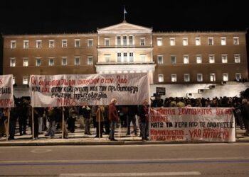 “Η πλατεία Συντάγματος να μείνει ελεύθερη”- Πλήθος κόσμου στη συγκέντρωση