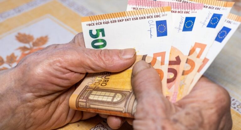 Η σύνταξη δεν φτάνει: 250.000 συνταξιούχοι εξακολουθούν να δουλεύουν