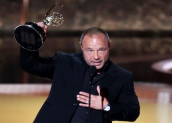 Πρόσκληση στους πατέρες για ένα βιβλίο-ορόσημο από τον πρωταγωνιστή του «Adolescence»