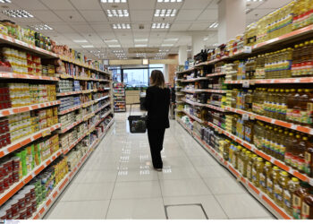 «Μειώσεις τιμών» στα χαρτιά: Σκούπες, λάμπες και παγωτά στη λίστα