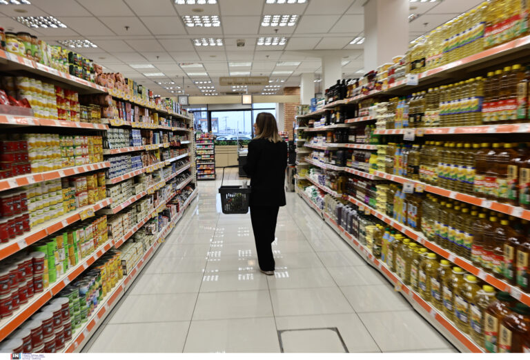 «Μειώσεις τιμών» στα χαρτιά: Σκούπες, λάμπες και παγωτά στη λίστα