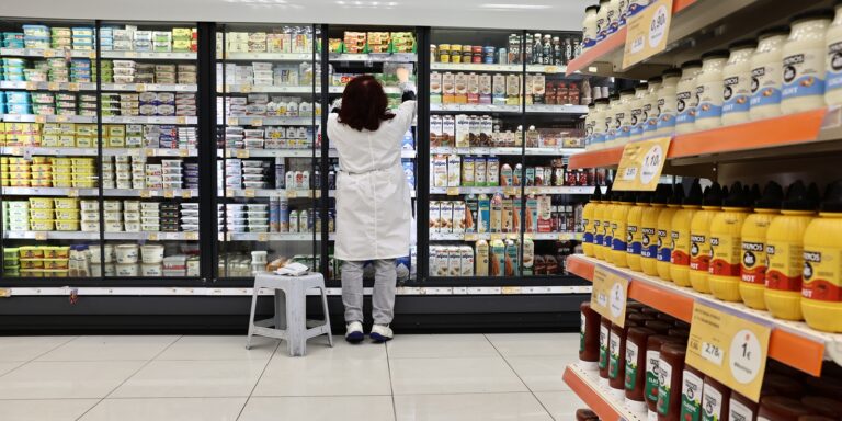 Γιατί οι τιμές στο ράφι επιμένουν να είναι υψηλές