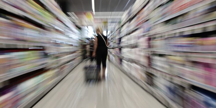 Με «άσφαιρα» επιχειρούν να νικήσουν το «τέρας» της ακρίβειας