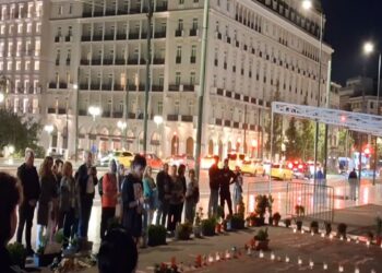 Ανατριχιαστική στιγμή στο Σύνταγμα – Έσπασαν τον αποκλεισμό της αστυνομίας (βίντεο)