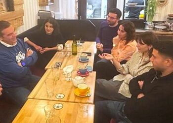 Για μπύρα με Έλληνες φοιτητές μετά την ομιλία στη Σορβόνη ο Τσίπρας – «Μάλλον εγώ ήμουν αυτός που έλυσα απορίες»