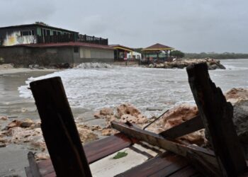 Ο φονικός τυφώνας Μελίσα άφησε την Τζαμάικα και φτάνει στην Κούβα