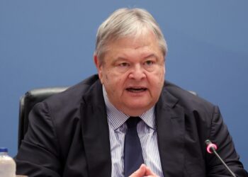 Ο Βενιζέλος στο Κέντρο και η κυβέρνηση στο περιθώριο