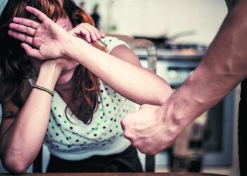 Αστυνομικός ξυλοκόπησε δημόσια την πρώην σύντροφό του – Το βίντεο που δημοσιοποίησε η ίδια