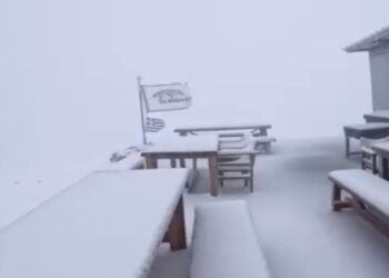 Tα πρώτα χιόνια στο «βουνό των θεών» – Live ο χάρτης με την πορεία της κακοκαιρίας