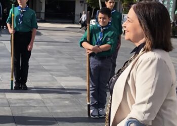 Με πατερίτσες αλλά… ακούραστη