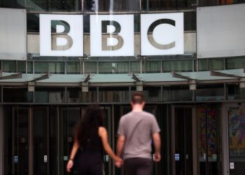 Οι επιθέσεις κατά του BBC έχουν γνωστές πολιτικές υπογραφές