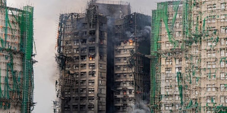 Χονγκ Κονγκ: Έσβησε η φωτιά στο συγκρότημα ουρανοξυστών – Στους 128 οι νεκροί, 79 τραυματίες και 200 αγνοούμενοι