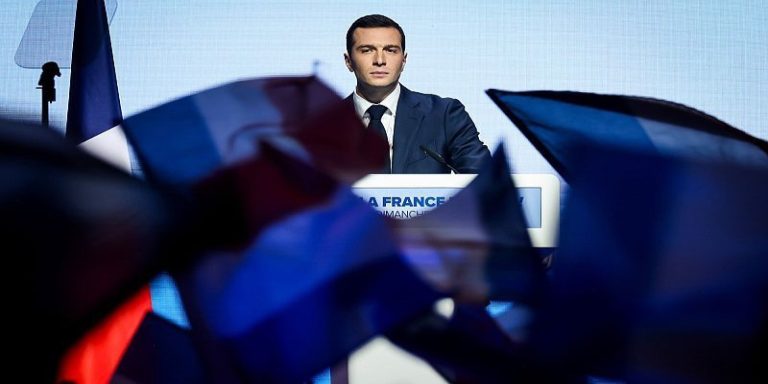Γαλλία: Δημοσκόπηση δείχνει πως ο ακροδεξιός ηγέτης Μπαρντελά θα κέρδιζε τις προεδρικές εκλογές