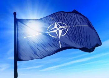 NATO: «Δεν βρισκόμαστε σε πόλεμο με τη Ρωσία, αλλά ούτε και σε ειρήνη»