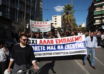 Σε ασφυξία οι αγρότες ζεσταίνουν τις μηχανές των τρακτέρ