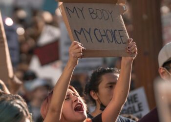 Υπό πολιορκία το δικαίωμα στην άμβλωση: Η Ευρώπη υψώνει νέα εμπόδια στις γυναίκες
