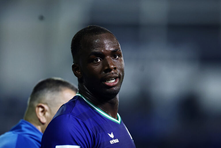 Ο Τεττέη προβάρει τα γαλανόλευκα μετά τον τραυματισμό του Ιωαννίδη