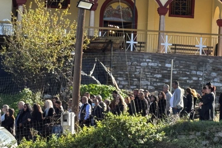 Aχαΐα: «Πού είσαι αγάπη μου» – Συντετριμμένη η οικογένεια του μικρού Ανδρέα στην κηδεία του