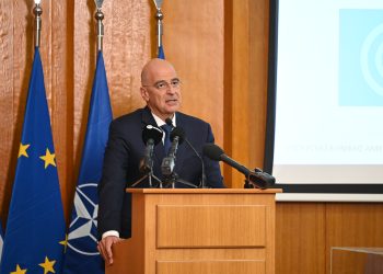 Στην Κυβέρνηση τρέχουν (και δεν φτάνουν) να σβήσουν τη φωτιά που άναψε ο Νίκος Δένδιας