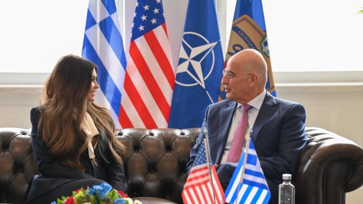 Γκίλφοϊλ – Δένδιας: Ενισχύονται οι αμυντικές σχέσεις Ελλάδας – ΗΠΑ