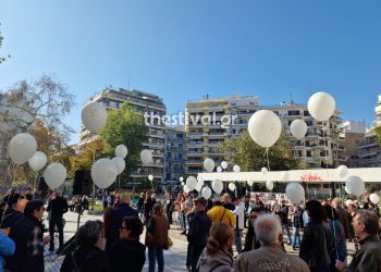 Φόρος τιμής στα θύματα των δρόμων: Λευκά μπαλόνια στον ουρανό της Θεσσαλονίκης