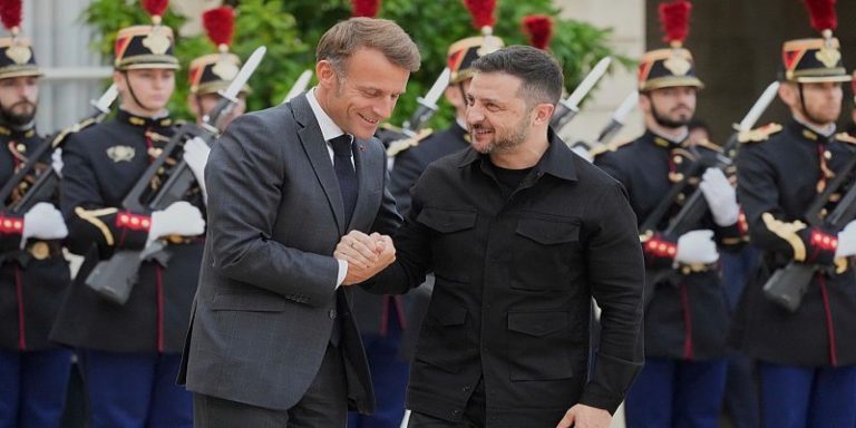 Παριζιάνικο ραντεβού Μακρόν και Ζελένσκι μέσα στον Νοέμβριο