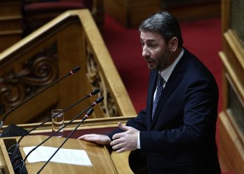 Κόντρα Ανδρουλάκη με Θεοδωρικάκο για την κουμπαριά Μητσοτάκη με «Φραπέ»