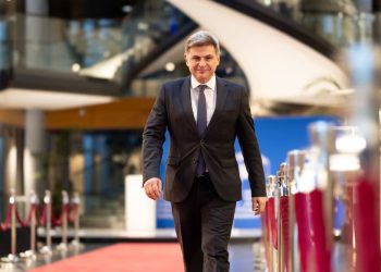 Ο Νικόλας Φαραντούρης γράφει στο nonpapers.gr για την ηλεκτρική διασύνδεση