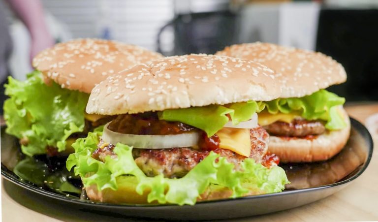 Νέο «καμπανάκι» για τα υπερεπεξεργασμένα τρόφιμα – Με ποιες παθήσεις συνδέονται 