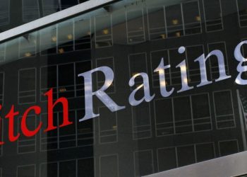 Νέες προειδοποιήσεις από τη Fitch για την ελληνική οικονομία