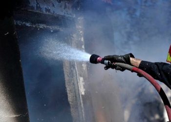 Πάτρα: Υπό μερικό έλεγχο η φωτιά σε βιομηχανικό χώρο