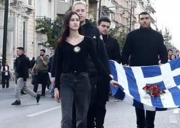 Η κόρη της Φώφης Γεννηματά, Κατερίνα, κράτησε την αιματοβαμμένη ελληνική σημαία του Πολυτεχνείου