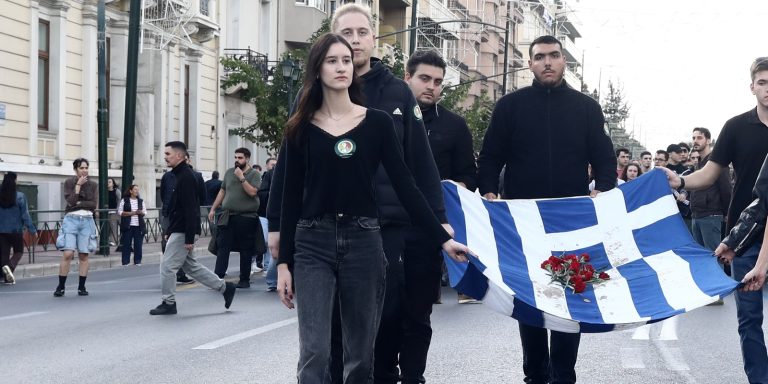 Η κόρη της Φώφης Γεννηματά, Κατερίνα, κράτησε την αιματοβαμμένη ελληνική σημαία του Πολυτεχνείου
