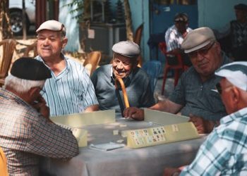 Καμπανάκι για συντάξεις από EBRD: «Ωρολογιακή βόμβα» η γήρανση