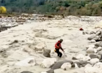 Τζουμέρκα: πυροσβέστης παρασύρεται από τα ορμητικά νερά (βίντεο)