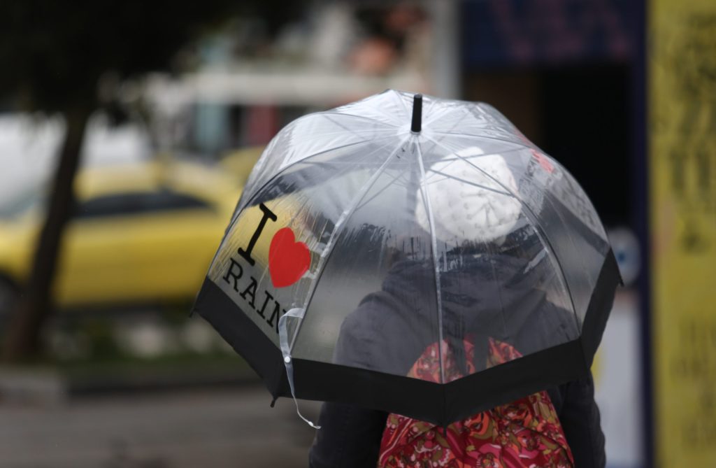 Kαιρός: Πέφτει η θερμοκρασία – Πού «μετακομίζει» η κακοκαιρία