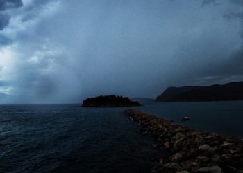 Καιρός: Συννεφιά και στους 25 βαθμούς ο υδράργυρος – Συνεχίζουν οι βροχές και καταιγίδες σε δυτική Ελλάδα και Ήπειρο